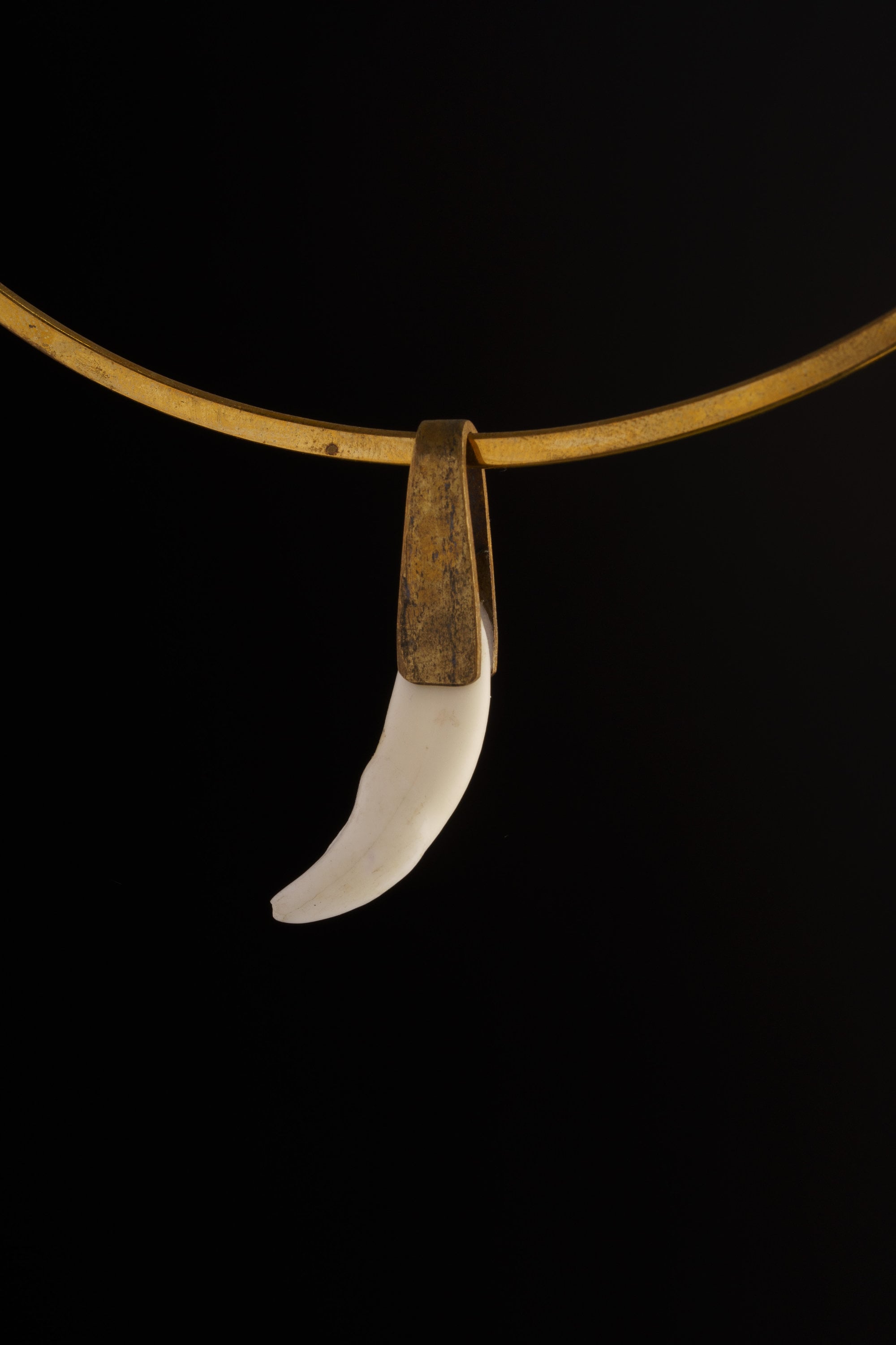 Pendentif Vintage Forme Dent En Matière Véritable - Finition Dorée, Strass, Couleur Beige