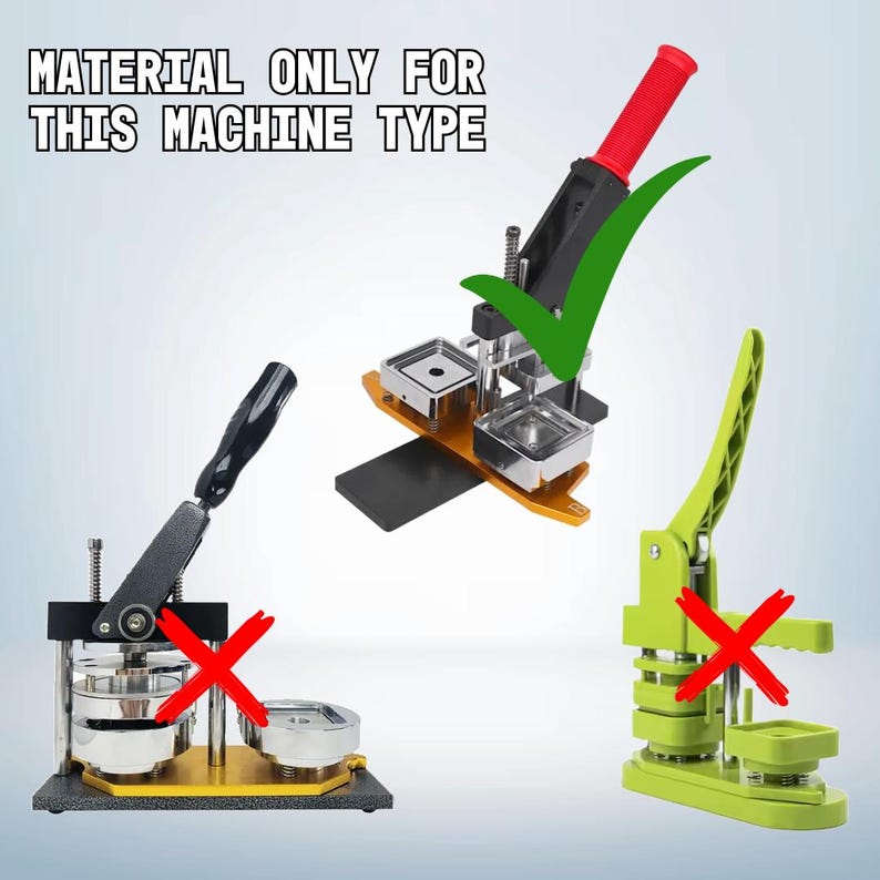 Op de afbeelding: Een groene, gele en zwarte knopenmaker met een rode handgreep. De tekst "MATERIAL ONLY FOR THIS MACHINE TYPE" wordt boven de afbeelding weergegeven. Een groen vinkje staat naast de knopenmaker met een rode handgreep. Een rood kruis staat naast de knopenmaker met een zwarte handgreep. Een rood kruis staat naast de knopenmaker met een groene handgreep.