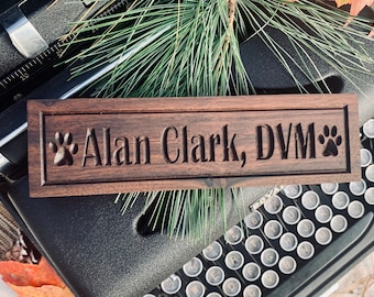 Vet Tech Gift Carved Paw Print Desk Sign Vet Appreciation Gift Idea Vet Tech Name Sign Vet Gift Vet Graduation Gift Vet Tech College Gift