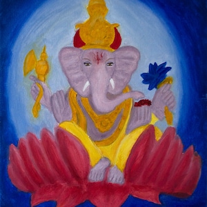 Puede incluir: Una pintura de la deidad hind&uacute; Ganesha, representada con una cabeza de elefante, una corona amarilla y una flor de loto roja. Est&aacute; sentado en una flor de loto roja sobre un fondo azul.