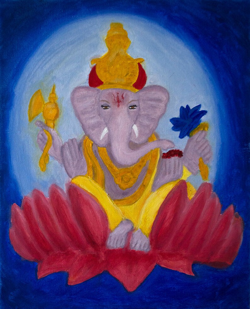 Puede incluir: Una pintura de la deidad hind&uacute; Ganesha, representada con una cabeza de elefante, una corona amarilla y una flor de loto roja. Est&aacute; sentado en una flor de loto roja sobre un fondo azul.