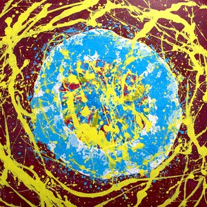 Puede incluir: Pintura abstracta con un gran c&iacute;rculo azul y blanco en el centro. El c&iacute;rculo est&aacute; rodeado de salpicaduras de pintura amarilla y roja sobre un fondo rojo oscuro.