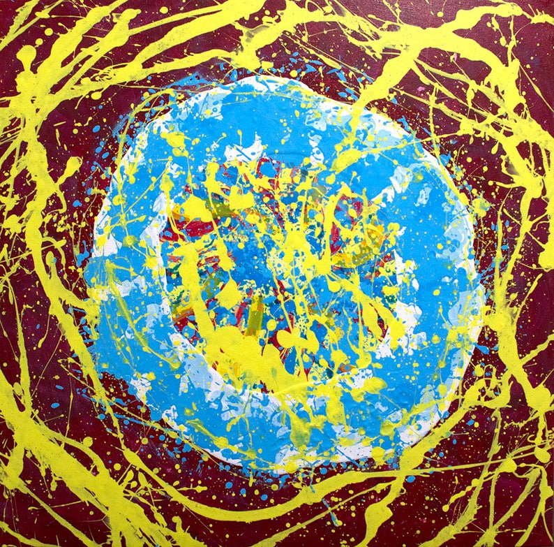 Puede incluir: Pintura abstracta con un gran c&iacute;rculo azul y blanco en el centro. El c&iacute;rculo est&aacute; rodeado de salpicaduras de pintura amarilla y roja sobre un fondo rojo oscuro.