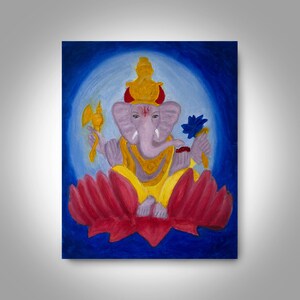Puede incluir: Una pintura de la deidad hind&uacute; Ganesha, representada con un cuerpo rosa, una corona amarilla y cuatro brazos. Est&aacute; sentado en una flor de loto roja sobre un fondo azul.