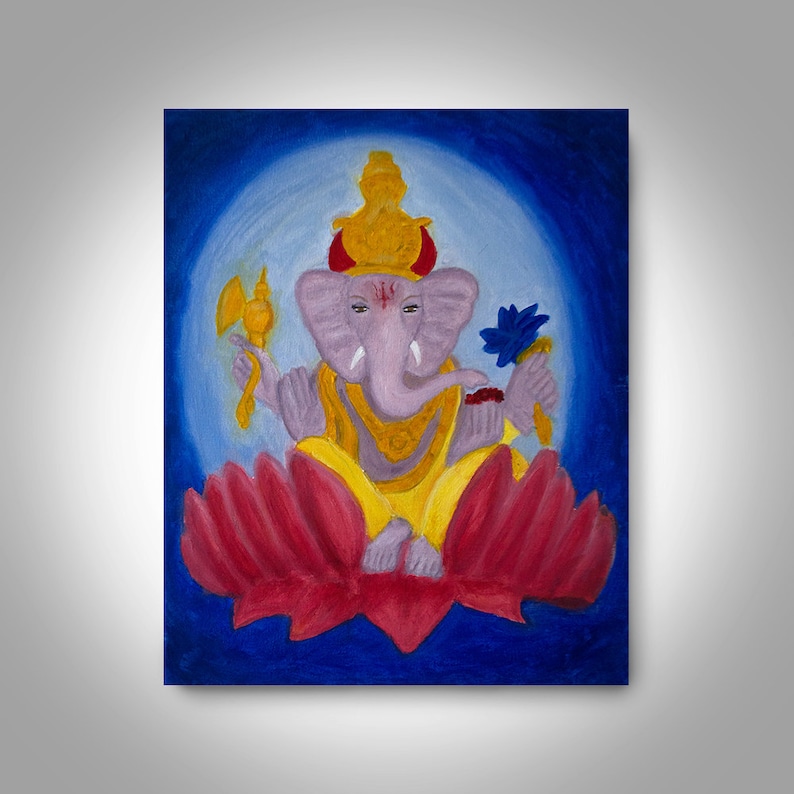 Puede incluir: Una pintura de la deidad hind&uacute; Ganesha, representada con un cuerpo rosa, una corona amarilla y cuatro brazos. Est&aacute; sentado en una flor de loto roja sobre un fondo azul.