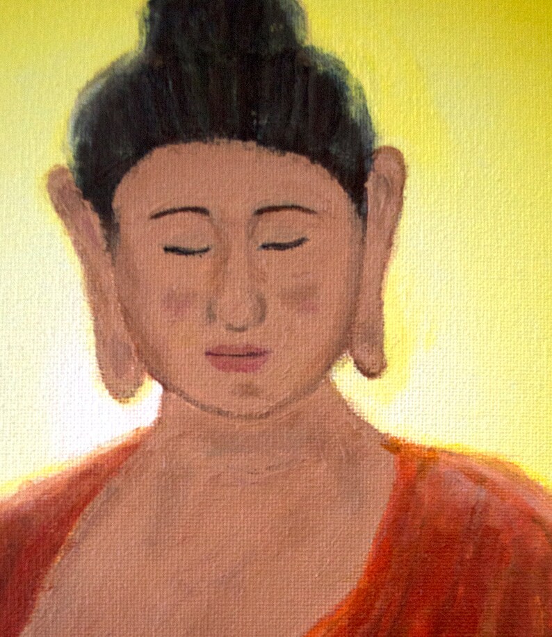 以下が含まれることがあります： 目を閉じた人が赤いローブを着ている絵。その人は頭を剃っていて、瞑想しているポーズで描かれている。