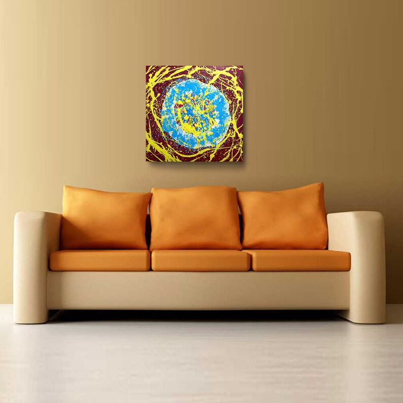 Puede incluir: Pintura abstracta con un c&iacute;rculo azul y amarillo rodeado de l&iacute;neas amarillas sobre un fondo marr&oacute;n.