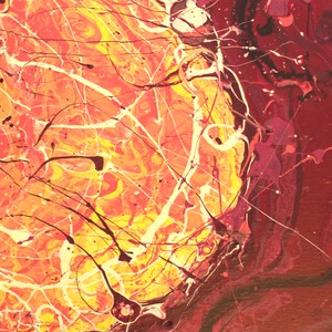 K&ouml;nnte beinhalten: Abstraktes Gem&auml;lde mit einem wirbelnden, marmorierten Design in Rot-, Orange- und Gelbt&ouml;nen. Der Hintergrund ist ein dunkleres Rot mit schwarzen und wei&szlig;en Linien und Spritzern.