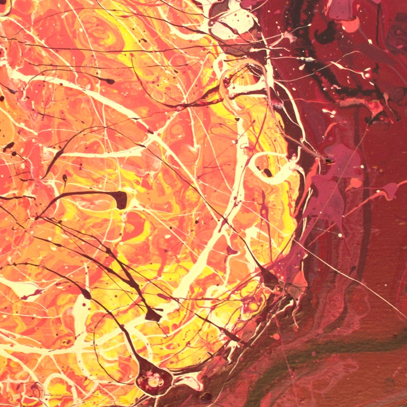 K&ouml;nnte beinhalten: Abstraktes Gem&auml;lde mit einem wirbelnden, marmorierten Design in Rot-, Orange- und Gelbt&ouml;nen. Der Hintergrund ist ein dunkleres Rot mit schwarzen und wei&szlig;en Linien und Spritzern.