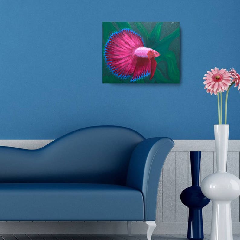 Puede incluir: Una pintura de un pez betta rosa con detalles azules y blancos, nadando en un fondo verde y azul.