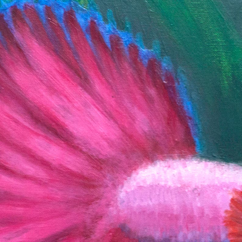Puede incluir: Un primer plano de una cola de pez rosa y azul pintada en un lienzo. La cola est&aacute; formada por muchas pinceladas finas que crean un efecto plumoso. La cola del pez es de un rosa vibrante con un borde azul.