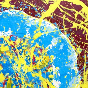 Puede incluir: Pintura abstracta con un patr&oacute;n de salpicaduras azul, amarillo y blanco. El fondo es de color rojo oscuro.