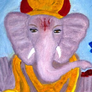Puede incluir: Una pintura de un elefante morado con una corona roja y amarilla. El elefante tiene colmillos blancos y una marca roja en la frente. El fondo es azul.