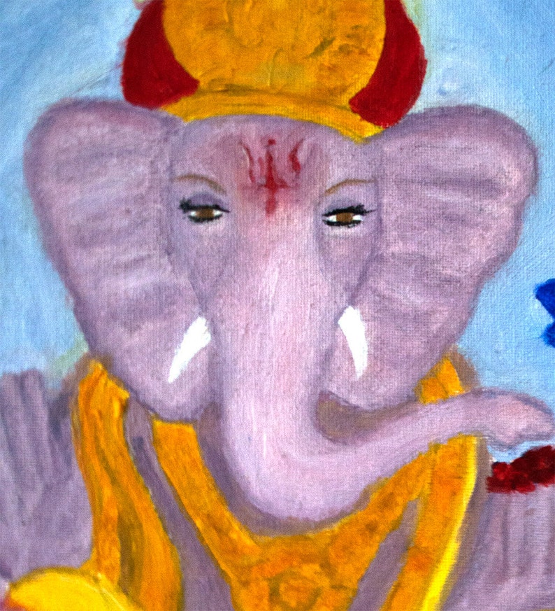 Puede incluir: Una pintura de un elefante morado con una corona roja y amarilla. El elefante tiene colmillos blancos y una marca roja en la frente. El fondo es azul.