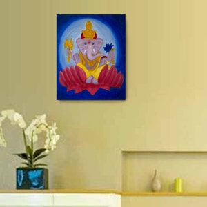 Puede incluir: Pintura de la deidad hind&uacute; Ganesha, representada con cabeza de elefante, sentada sobre una flor de loto roja. Sostiene una flor azul en una mano y un hacha en la otra. El fondo es azul con un halo blanco alrededor de Ganesha.