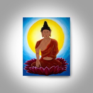 以下が含まれることがあります： ピンクの蓮の花の上に座って瞑想している仏陀の絵。仏陀は赤いローブを着ており、後ろには黄色の後光があります。背景は青です。