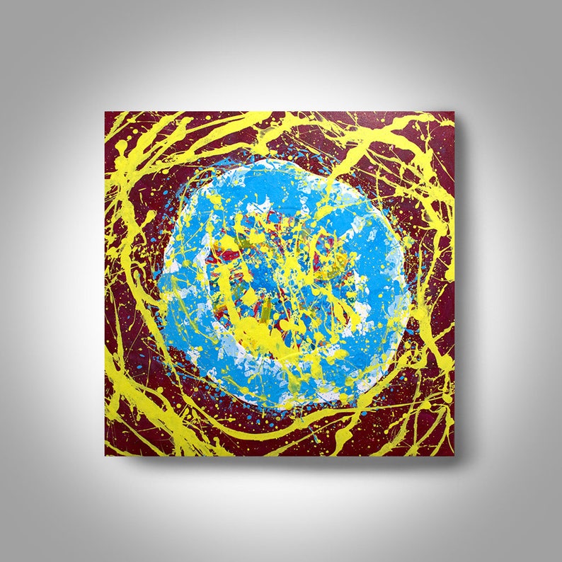 Puede incluir: Pintura abstracta con un gran c&iacute;rculo azul rodeado de salpicaduras amarillas y rojas sobre un fondo marr&oacute;n.