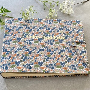 Album fotografico personalizzato in tessuto Liberty floreale con copertina rigida, realizzato a mano in una gamma di tessuti: grande