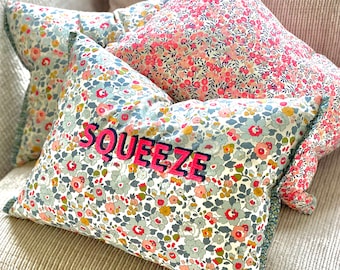 Coussins d'oreiller Liberty brodés avec votre texte personnalisé