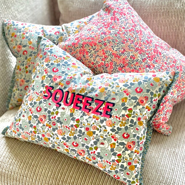 Coussins d'oreiller Liberty brodés avec votre texte personnalisé