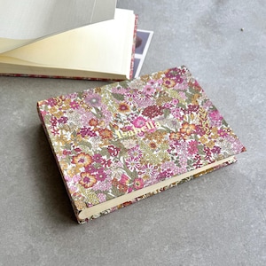 Album fotografico personalizzato in tessuto Liberty floreale con copertina rigida, realizzato a mano in una gamma di tessuti: piccolo