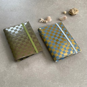 Paspoortomslag van gerecycled dambordborduurmotief
