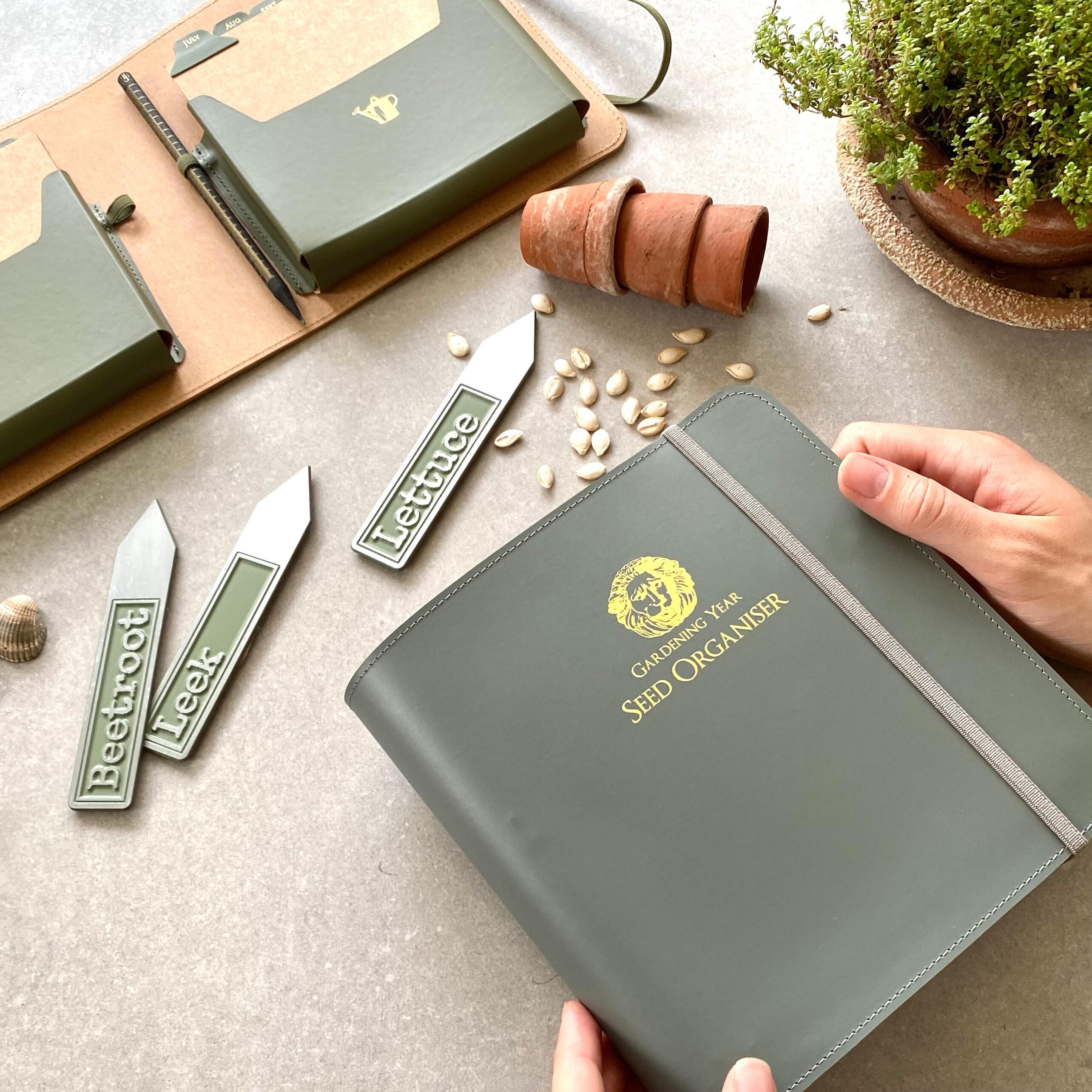 Gardener's Edge on X: This beautifully-designed storage tin is the perfect  gift for your gardening friend. Inside there are three separate  compartments for storing and organizing seed packets. Seed Packet Organizer  Storage