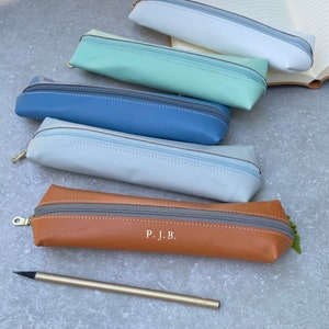 Un étui zippé en cuir recyclé. Votre compagnon multifonctionnel respectueux de l'environnement Disponible en 26 couleurs vives