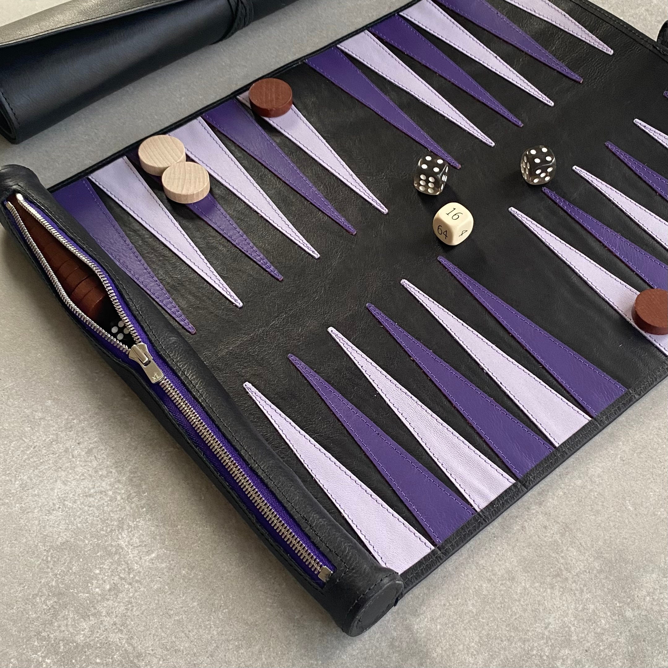 Sondergut Backgammon Deluxe – Design pliable breveté et cuir véritable – Design élégant – Carreaux en bois de hêtre de qualité supérieure 30 x 40 cm
