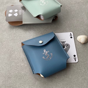 Jeu de cartes dans un étui en cuir recyclé avec motif ancre