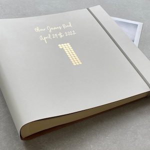Vier een groots jaar op een grootse manier - Jumbo gepersonaliseerd mijlpaalfotoalbum van gerecycled leer (28 kleuren)