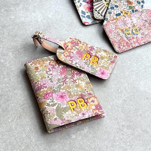Gepersonaliseerde Liberty-stof paspoorthoes en bagagelabel van gerecycled leer