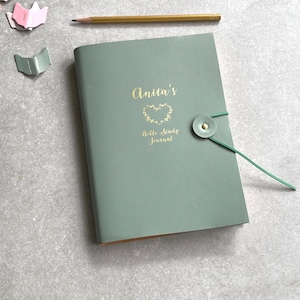 Personalisiertes Notizbuch aus recyceltem Leder, verziert mit einem herzlichen Motiv
