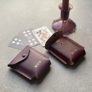 Estuche personalizado para naipes de cuero reciclado, fabricado en más de 25 colores.