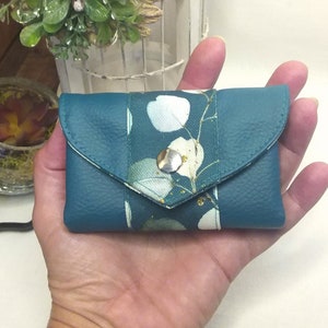 Ce porte-monnaie portefeuille Origami personnalisable en simili cuir turquoise foncé avec soufflets intérieurs fait le maximum pour vous Bande de tissu