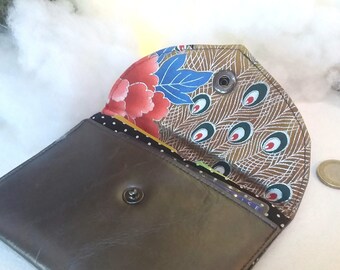 Coin purse in metallic imitation leather and Japanese peacock feathers: coins, cards and papers in one place!