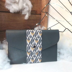 Cartera complementaria: un bolsillo grande para tus papeles, tarjetas, cambio o teléfono inteligente.