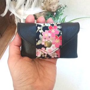 Il portafoglio Origami è in similpelle rossa o nera con cotone giapponese e soffietti interni