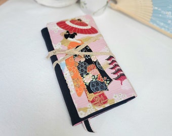 Adjustable pocket book protector with Geisha bookmark, a book cover that adapts to all thicknesses of paperback books