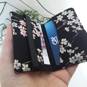 Tarjetero de piel sintética negra: para tarjetas de visita, de crédito o como estuche para tarjetas de cantina y transporte.