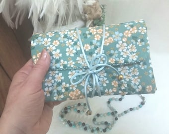 Pochette organisatrice pour bijoux : un étui de rangement repliable pour ses bijoux, à la maison comme en voyage