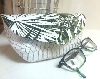 Étui à lunettes semi-rigide en simili cuir blanc à relief et feuillages esprit jungle