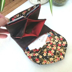 Monedero tipo cartera origami con refuerzos en polipiel marrón, una cartera pequeña, completa y personalizable
