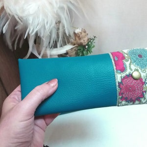 Semi-rigid glasses case in lined and padded imitation leather: useful and colorful protection recognizable at the bottom of your bag Turquoise fleurs