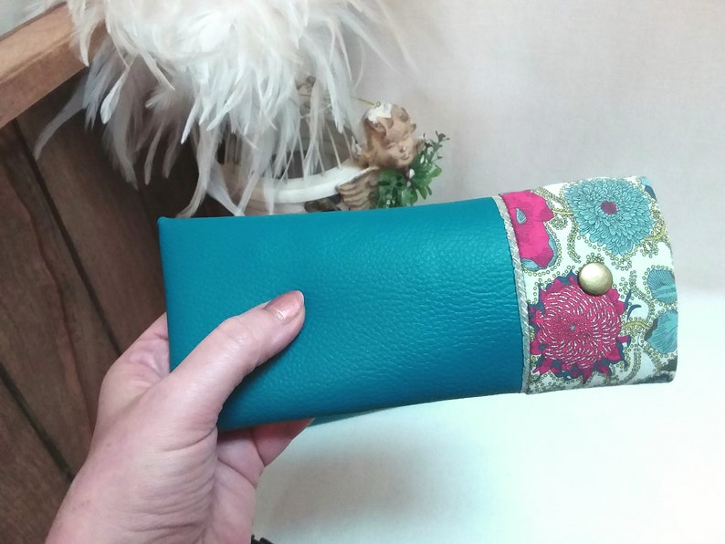 Semi-rigid glasses case in lined and padded imitation leather: useful and colorful protection recognizable at the bottom of your bag Turquoise fleurs