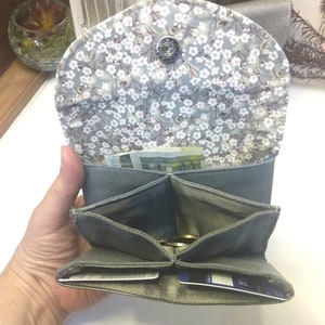 Kleine Brieftasche mit Innenfalte aus silbernem Kunstleder, eine komplett anpassbare Brieftasche