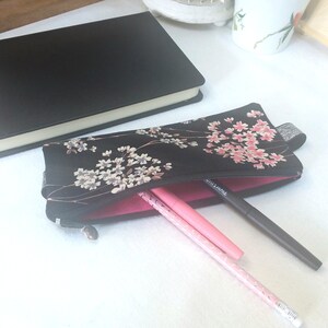 Trousse plate sur élastique, une trousse multifonctions en coton japonais montée sur un large élastique pour s'accrocher sur votre carnet image 5