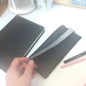 Trousse plate sur élastique, une trousse multifonctions en coton japonais montée sur un large élastique pour s'accrocher sur votre carnet image 6