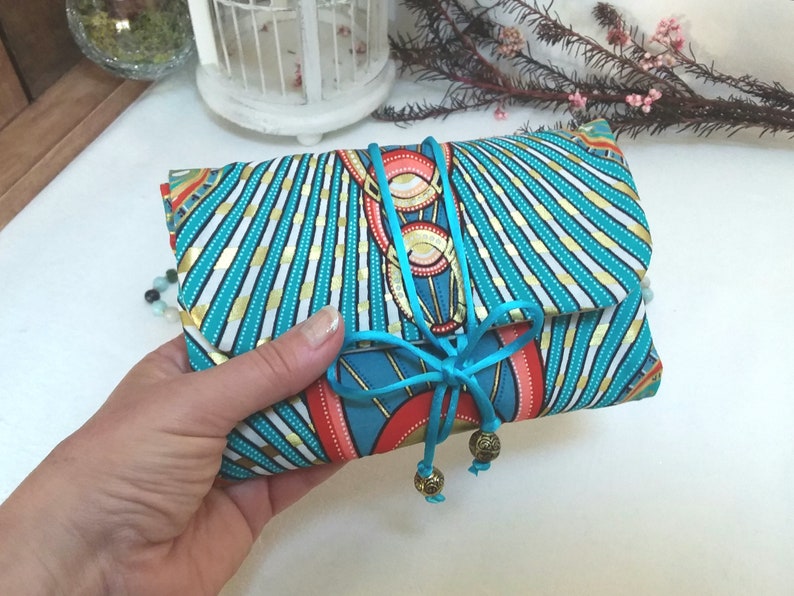 Pochette organisateur de bijoux : un étui de rangement pour ses bijoux, à la maison comme en voyage image 8