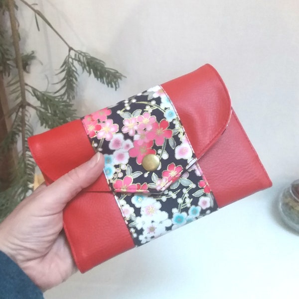 Couverture de carnet vegan en simili cuir rouge et rabat fleuri : pour mettre son agenda, prendre des notes, se faire un carnet de voyage .